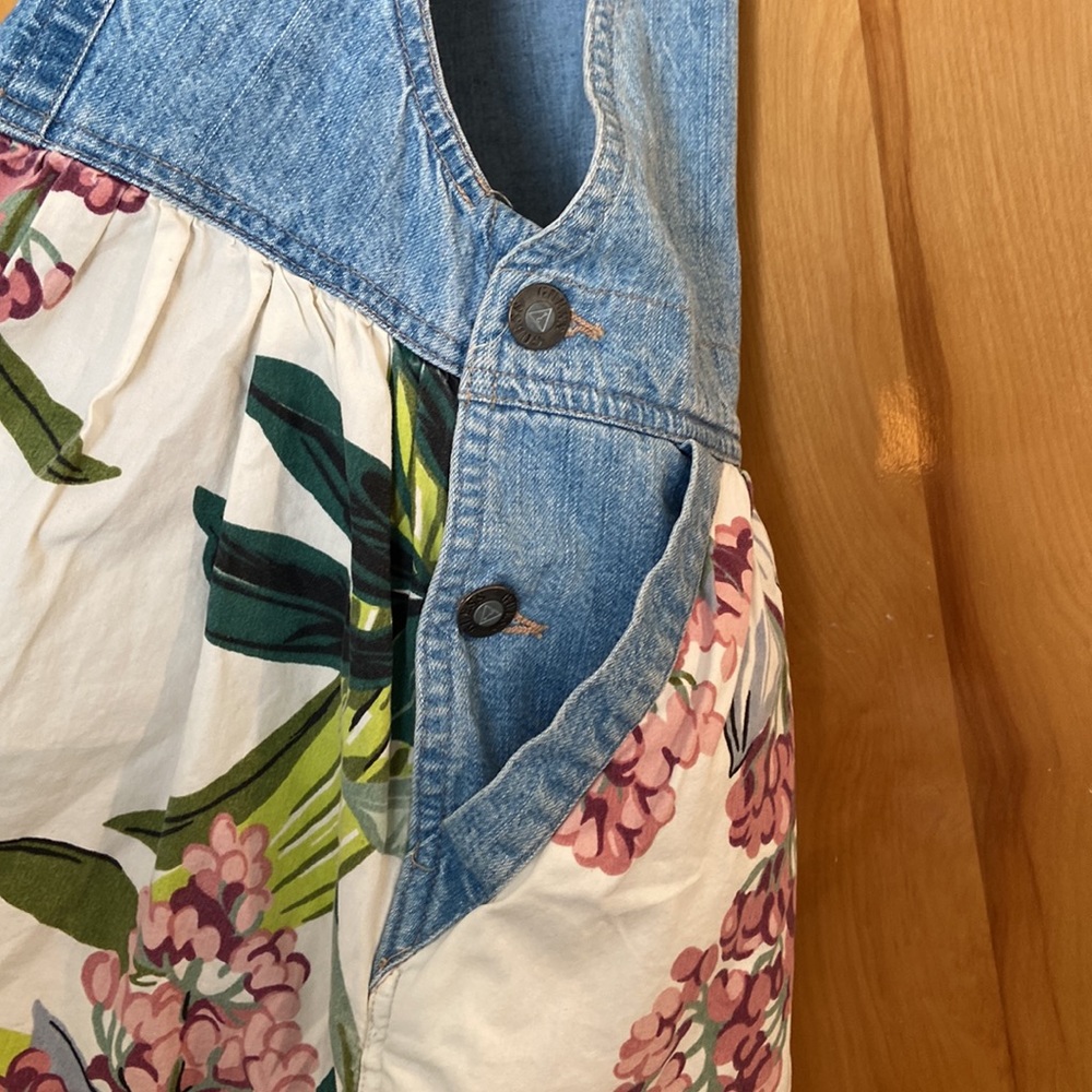 Guess - Picture 4 of 7